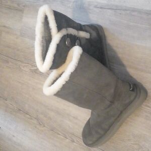 KOOLABURRA BY UGG SIZE 6 GRAY gently used